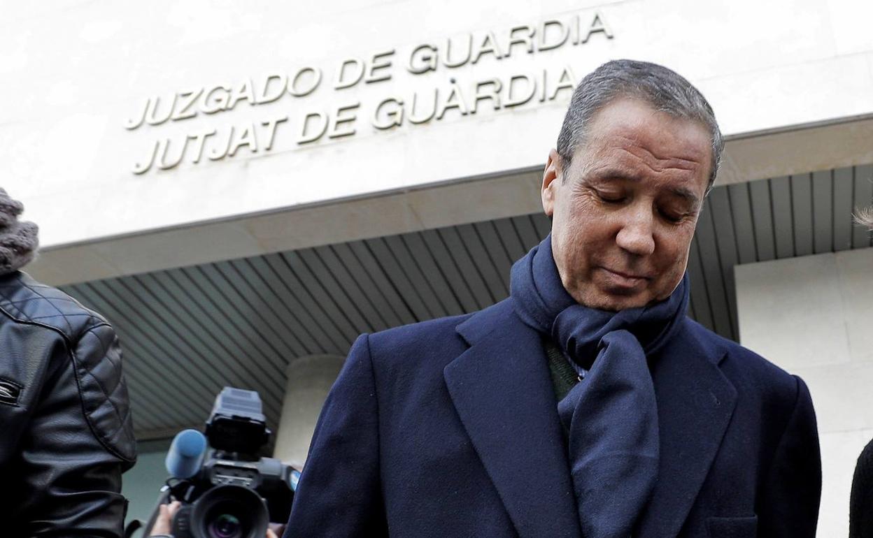 Zaplana sale del juzgado de guardia tras firmar su libertad condicional en febrero de 2019.