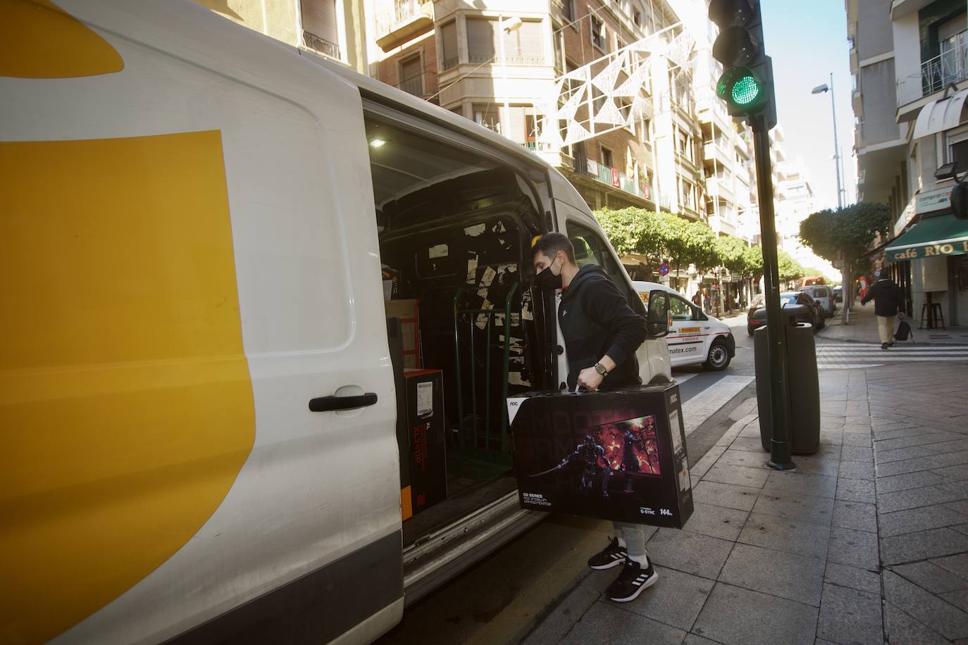 Fotos: Aumentan los repartidores durante el periodo de rebajas