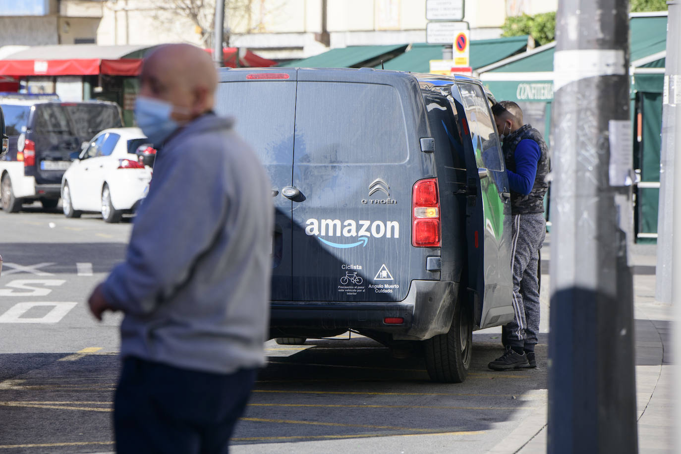 Fotos: Aumentan los repartidores durante el periodo de rebajas