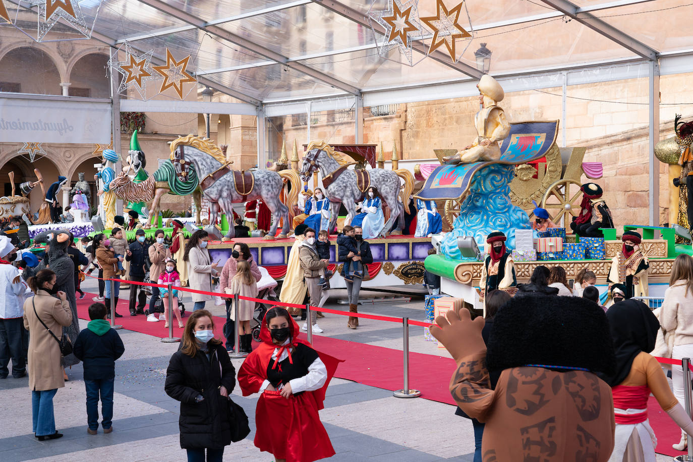 Fotos: Cabalgata de los Reyes Magos estática en la plaza de España de Lorca