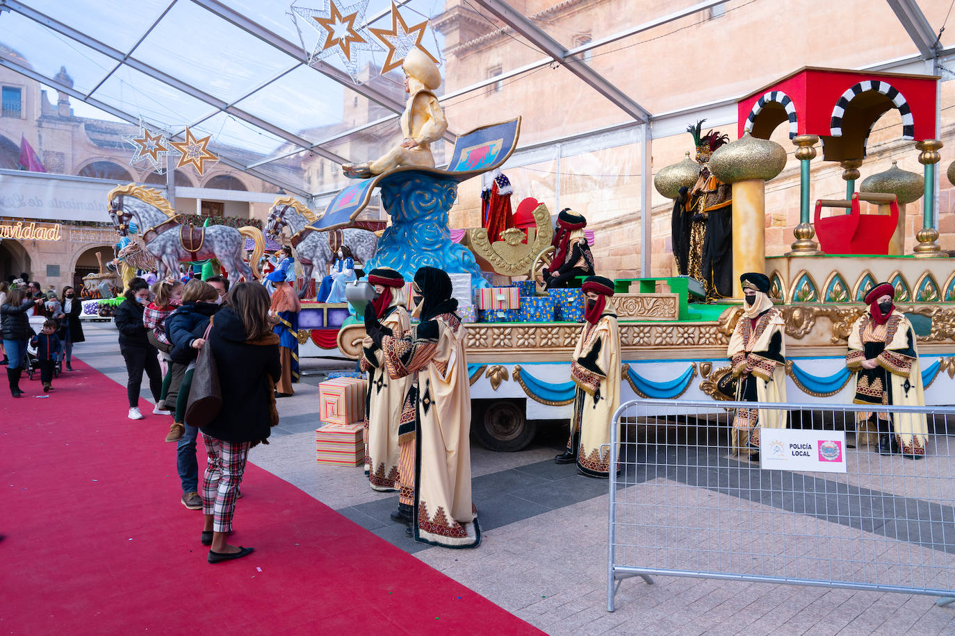 Fotos: Cabalgata de los Reyes Magos estática en la plaza de España de Lorca