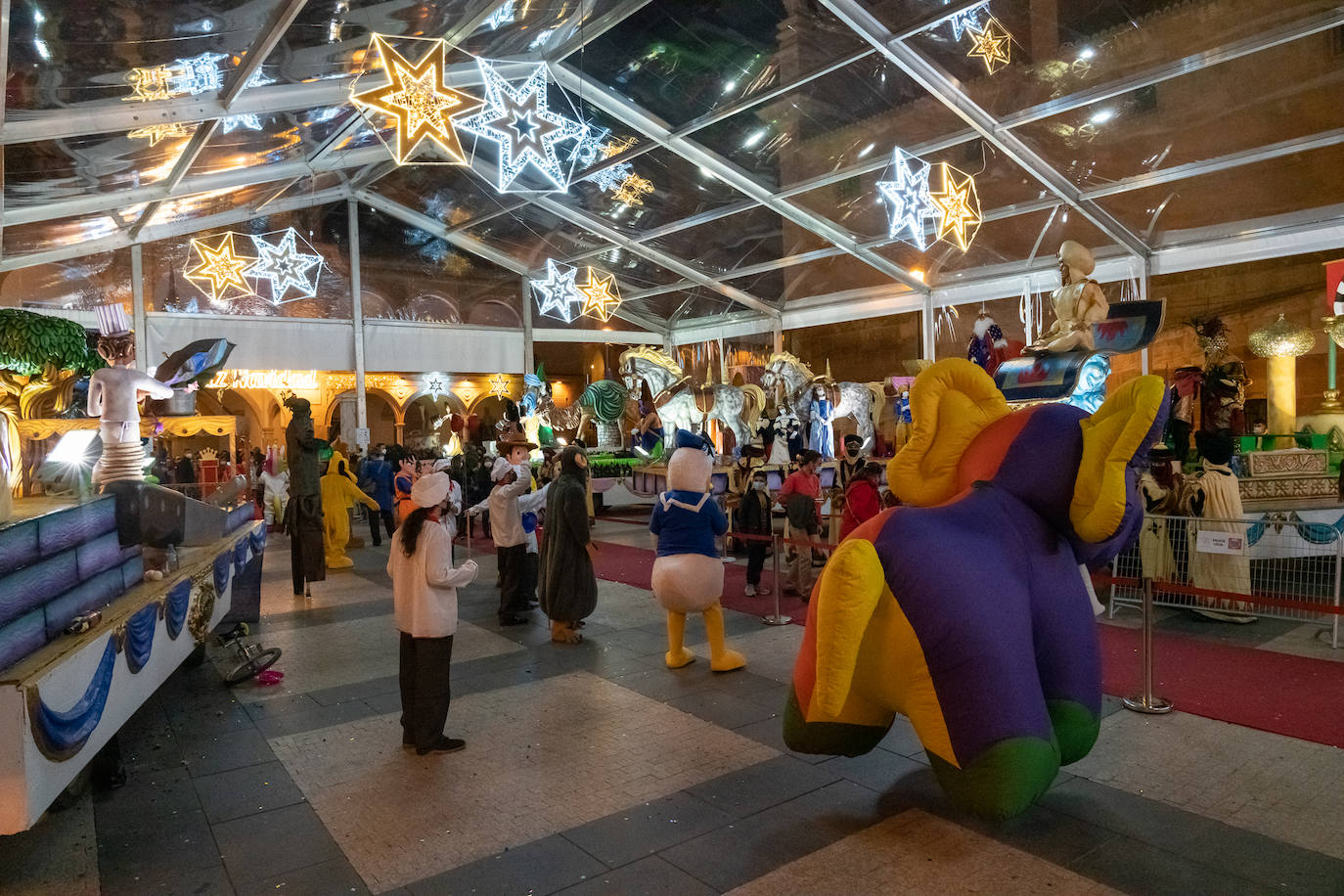 Fotos: Cabalgata de los Reyes Magos estática en la plaza de España de Lorca