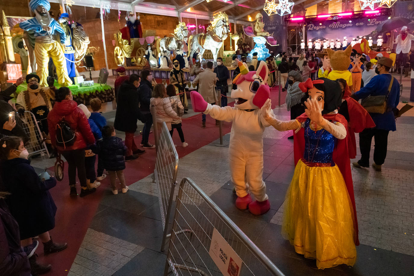 Fotos: Cabalgata de los Reyes Magos estática en la plaza de España de Lorca
