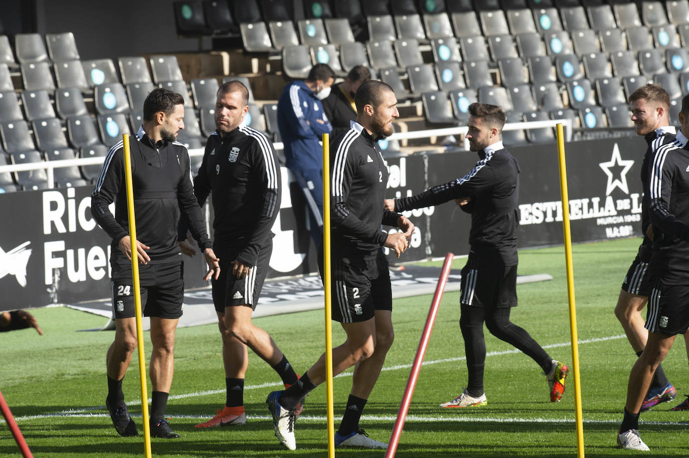 Fotos: Medio millar de fieles arropan al Cartagena en el último entrenamiento