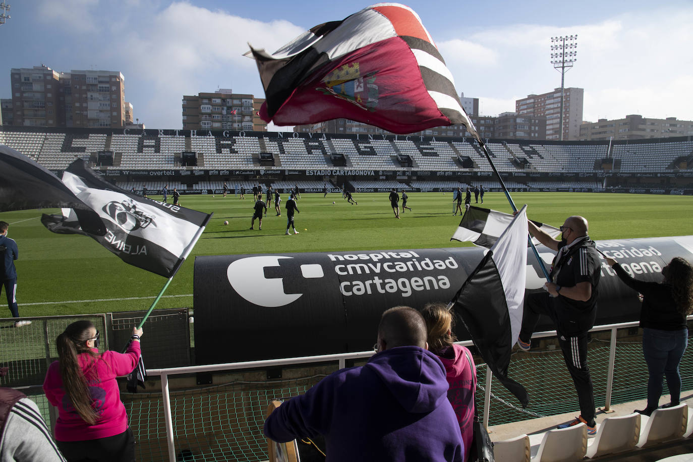 Fotos: Medio millar de fieles arropan al Cartagena en el último entrenamiento
