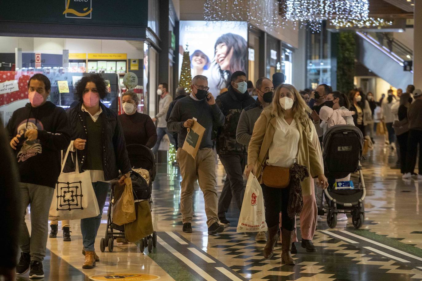 Fotos: Las rebajas y los Reyes animan las ventas en Cartagena