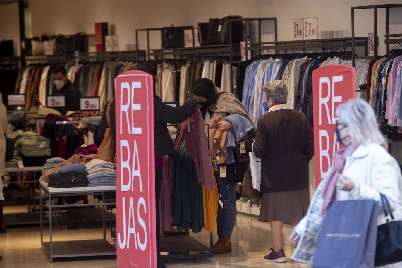 Fotos: Las rebajas y los Reyes animan las ventas en Cartagena