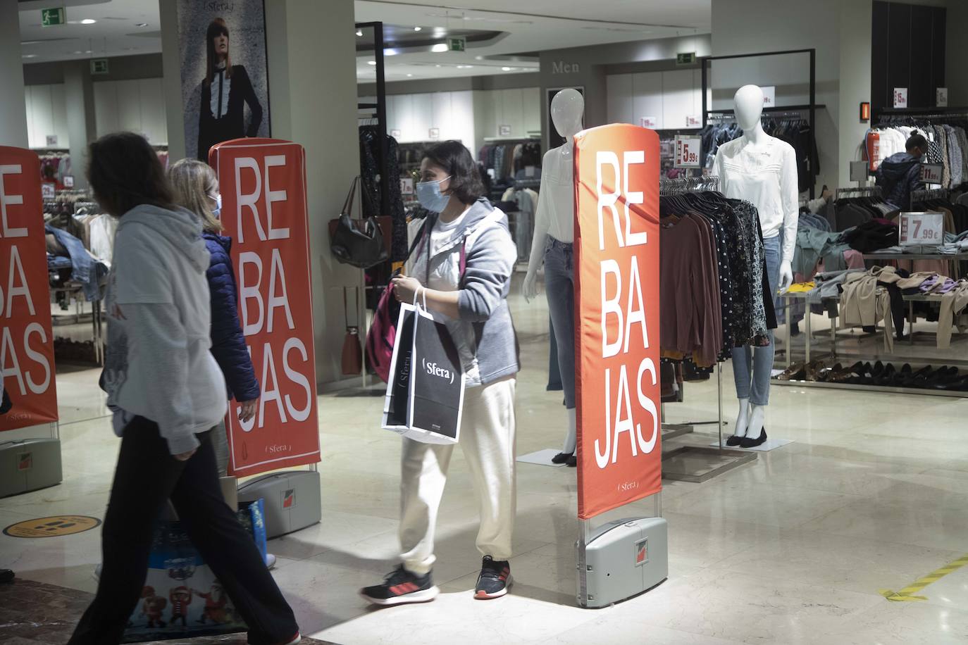 Fotos: Las rebajas y los Reyes animan las ventas en Cartagena