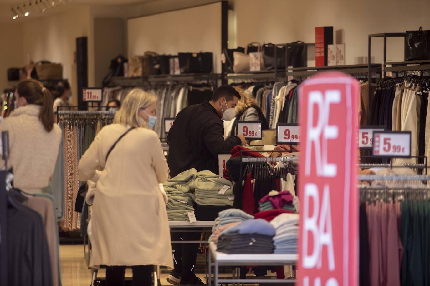 Fotos: Las rebajas y los Reyes animan las ventas en Cartagena
