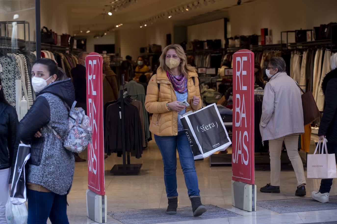 Fotos: Las rebajas y los Reyes animan las ventas en Cartagena