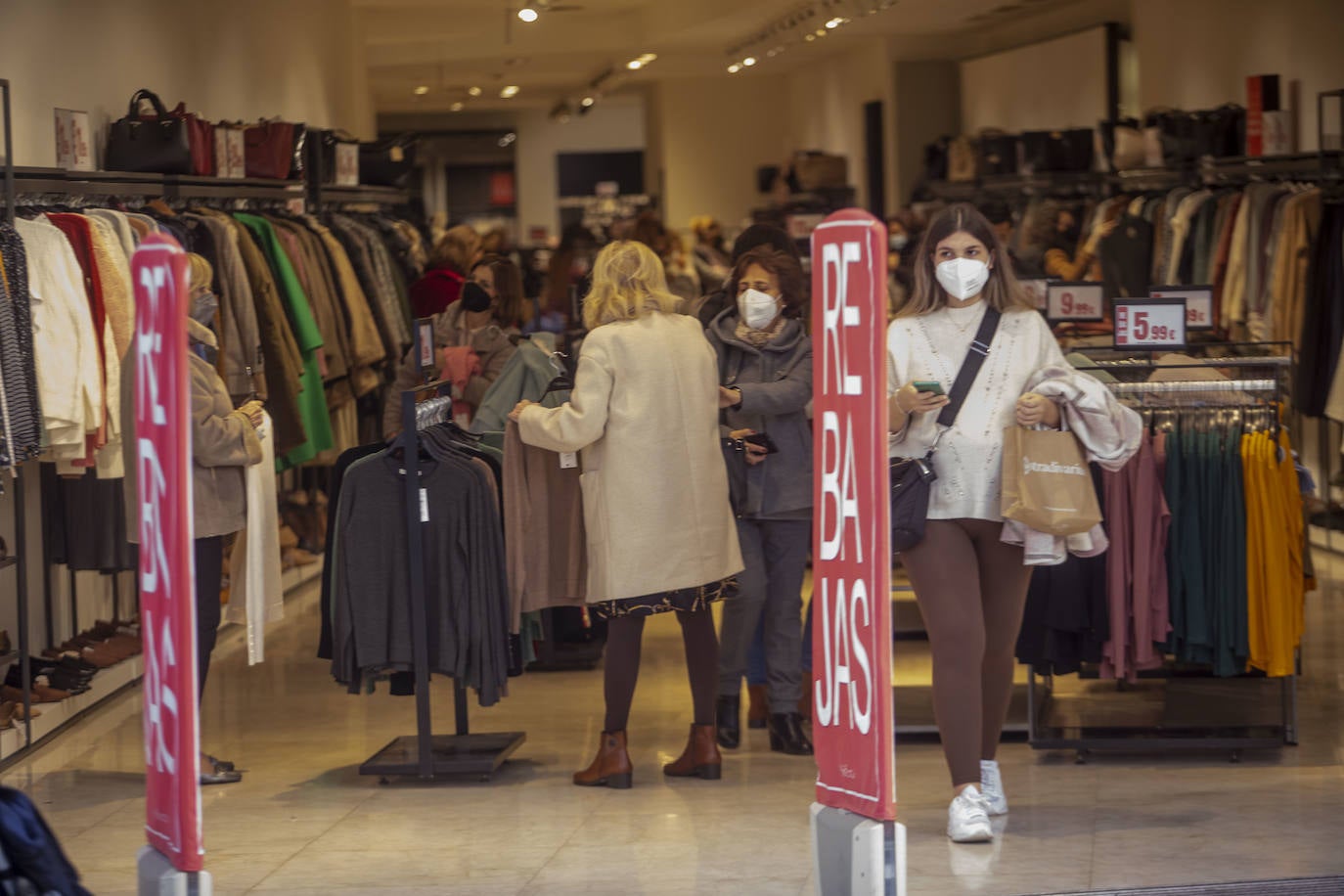 Fotos: Las rebajas y los Reyes animan las ventas en Cartagena