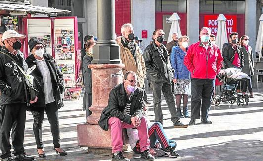 Grupo de personas concentradas este jueves a las puertas de Capitanía.