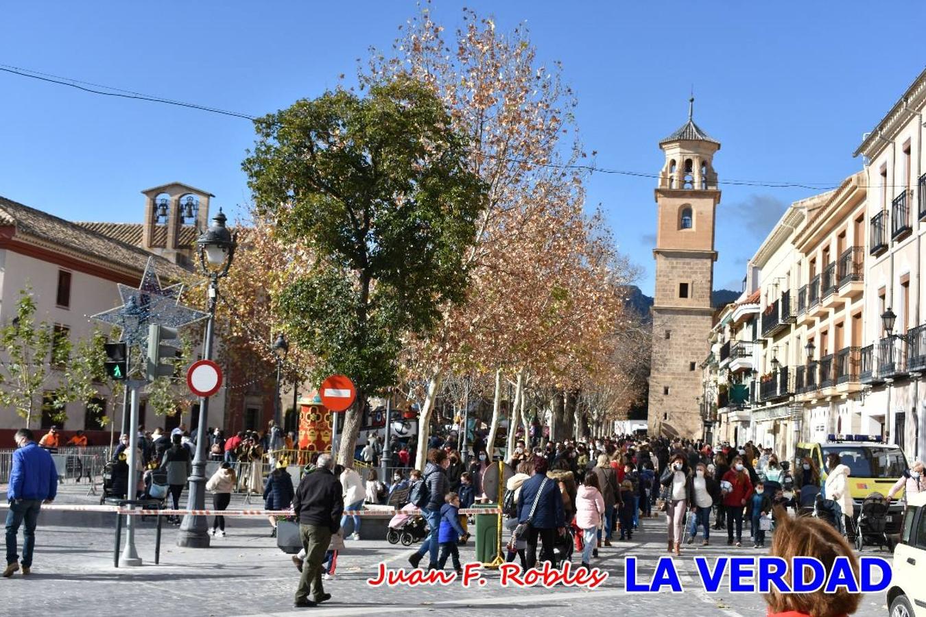 Desde las once de la mañana hasta las tres de la tarde, los Reyes Magos estuvieron en el paseo de La Corredera, de Caravaca, un espacio donde se encontraban expuestas las distintas carrozas del Cortejo Real. En este lugar y durante cuatro horas, Melchor, Gaspar y Baltasar saludaron y entregaron obsequios a quienes se acercaron a saludarlos.