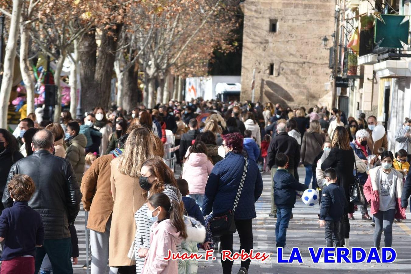 Desde las once de la mañana hasta las tres de la tarde, los Reyes Magos estuvieron en el paseo de La Corredera, de Caravaca, un espacio donde se encontraban expuestas las distintas carrozas del Cortejo Real. En este lugar y durante cuatro horas, Melchor, Gaspar y Baltasar saludaron y entregaron obsequios a quienes se acercaron a saludarlos.