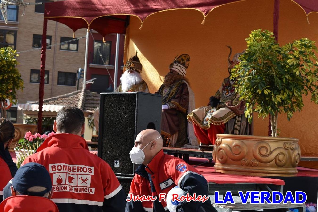 Desde las once de la mañana hasta las tres de la tarde, los Reyes Magos estuvieron en el paseo de La Corredera, de Caravaca, un espacio donde se encontraban expuestas las distintas carrozas del Cortejo Real. En este lugar y durante cuatro horas, Melchor, Gaspar y Baltasar saludaron y entregaron obsequios a quienes se acercaron a saludarlos.
