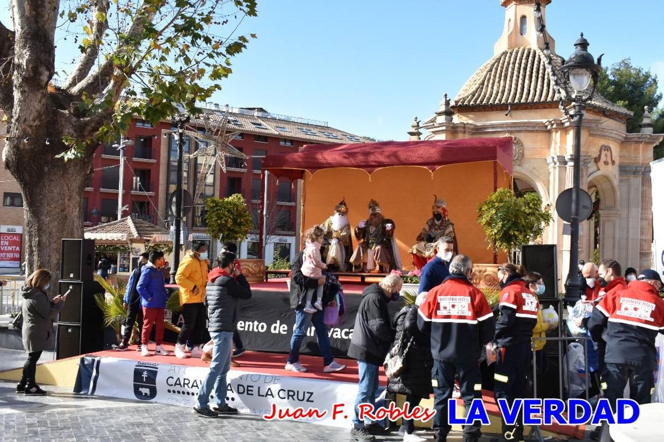 Desde las once de la mañana hasta las tres de la tarde, los Reyes Magos estuvieron en el paseo de La Corredera, de Caravaca, un espacio donde se encontraban expuestas las distintas carrozas del Cortejo Real. En este lugar y durante cuatro horas, Melchor, Gaspar y Baltasar saludaron y entregaron obsequios a quienes se acercaron a saludarlos.