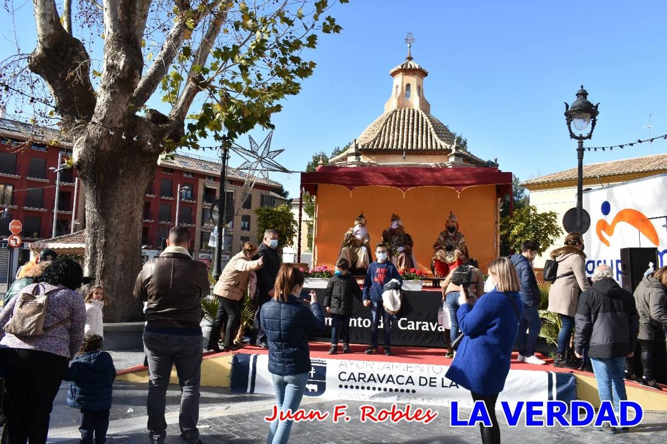 Desde las once de la mañana hasta las tres de la tarde, los Reyes Magos estuvieron en el paseo de La Corredera, de Caravaca, un espacio donde se encontraban expuestas las distintas carrozas del Cortejo Real. En este lugar y durante cuatro horas, Melchor, Gaspar y Baltasar saludaron y entregaron obsequios a quienes se acercaron a saludarlos.