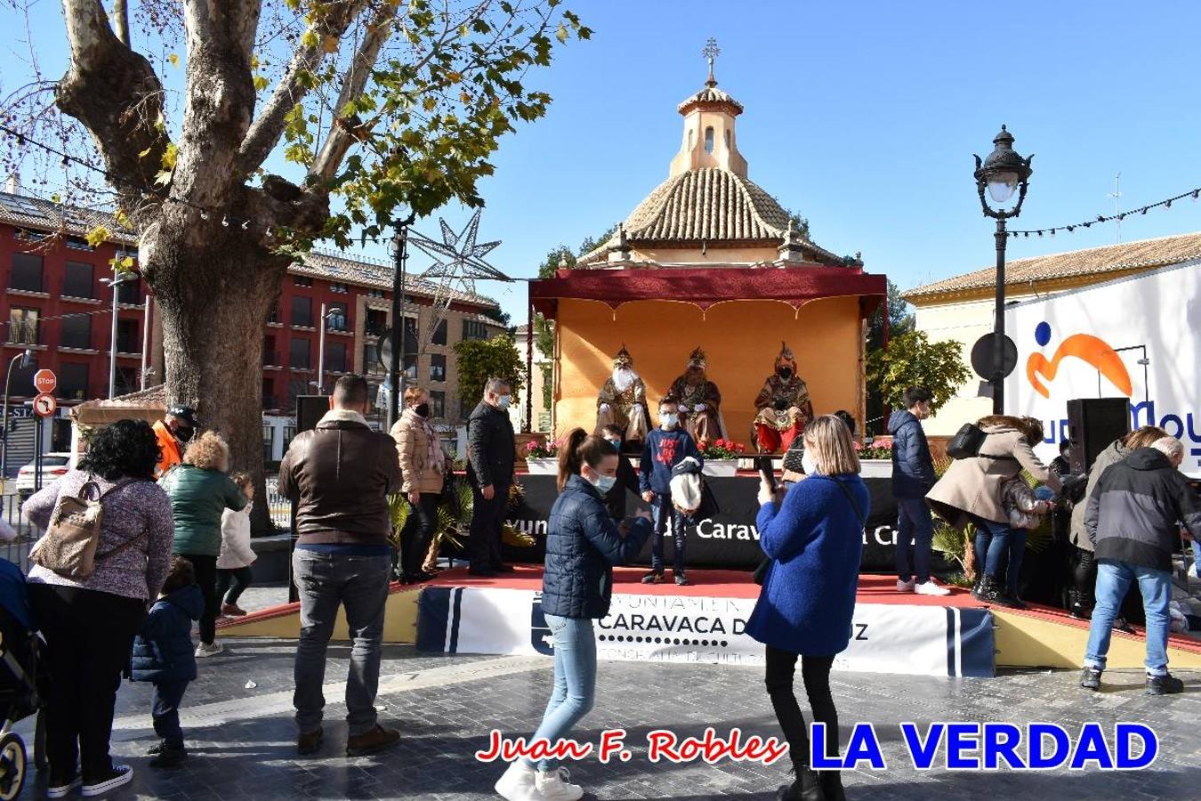 Desde las once de la mañana hasta las tres de la tarde, los Reyes Magos estuvieron en el paseo de La Corredera, de Caravaca, un espacio donde se encontraban expuestas las distintas carrozas del Cortejo Real. En este lugar y durante cuatro horas, Melchor, Gaspar y Baltasar saludaron y entregaron obsequios a quienes se acercaron a saludarlos.