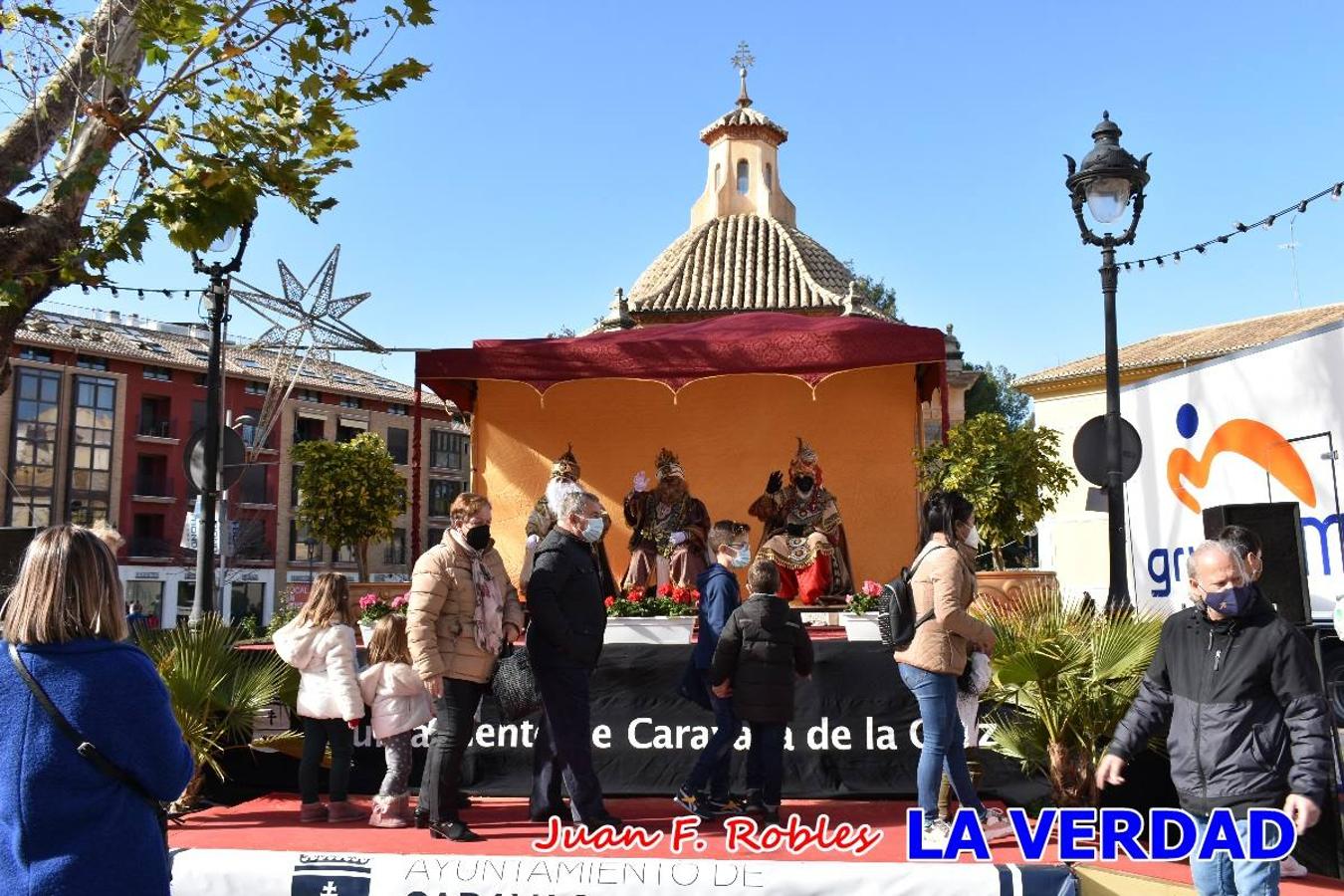 Desde las once de la mañana hasta las tres de la tarde, los Reyes Magos estuvieron en el paseo de La Corredera, de Caravaca, un espacio donde se encontraban expuestas las distintas carrozas del Cortejo Real. En este lugar y durante cuatro horas, Melchor, Gaspar y Baltasar saludaron y entregaron obsequios a quienes se acercaron a saludarlos.