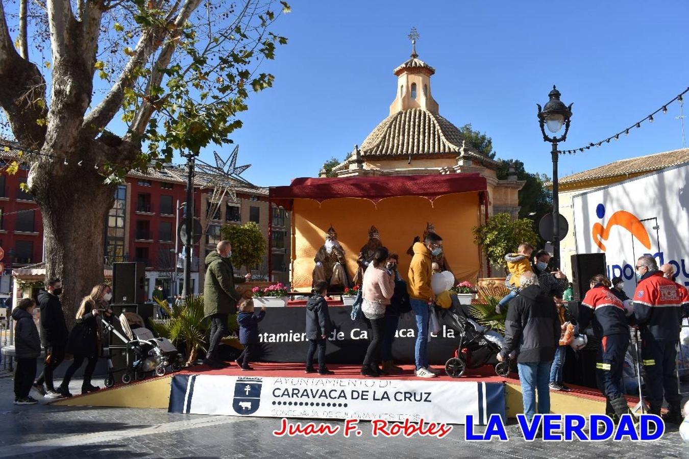 Desde las once de la mañana hasta las tres de la tarde, los Reyes Magos estuvieron en el paseo de La Corredera, de Caravaca, un espacio donde se encontraban expuestas las distintas carrozas del Cortejo Real. En este lugar y durante cuatro horas, Melchor, Gaspar y Baltasar saludaron y entregaron obsequios a quienes se acercaron a saludarlos.