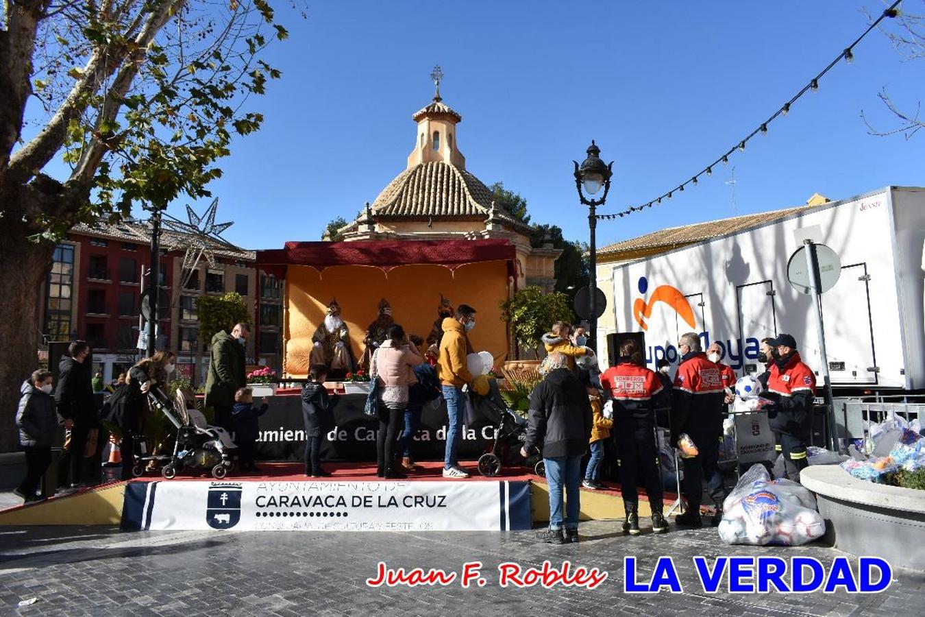 Desde las once de la mañana hasta las tres de la tarde, los Reyes Magos estuvieron en el paseo de La Corredera, de Caravaca, un espacio donde se encontraban expuestas las distintas carrozas del Cortejo Real. En este lugar y durante cuatro horas, Melchor, Gaspar y Baltasar saludaron y entregaron obsequios a quienes se acercaron a saludarlos.