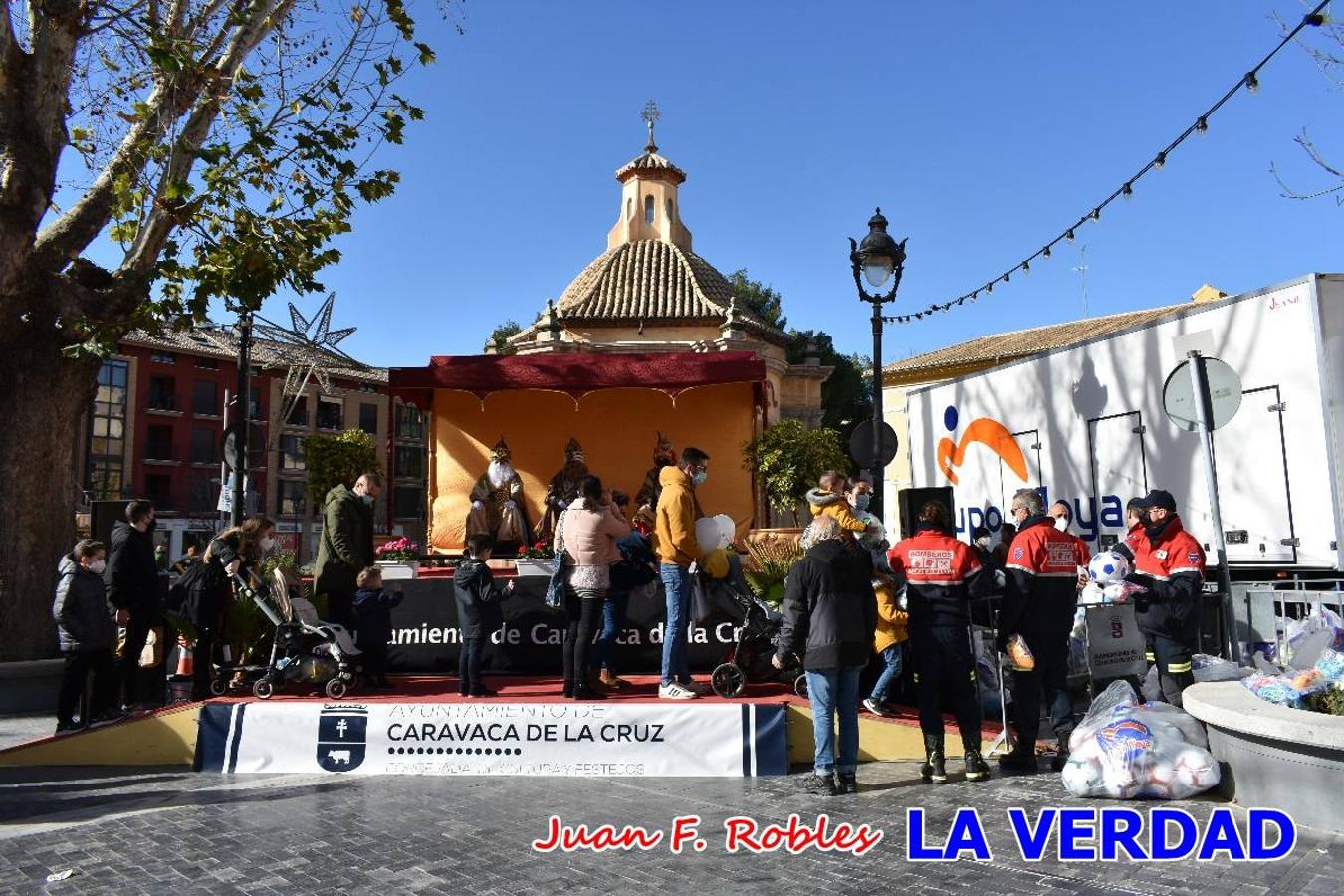 Desde las once de la mañana hasta las tres de la tarde, los Reyes Magos estuvieron en el paseo de La Corredera, de Caravaca, un espacio donde se encontraban expuestas las distintas carrozas del Cortejo Real. En este lugar y durante cuatro horas, Melchor, Gaspar y Baltasar saludaron y entregaron obsequios a quienes se acercaron a saludarlos.