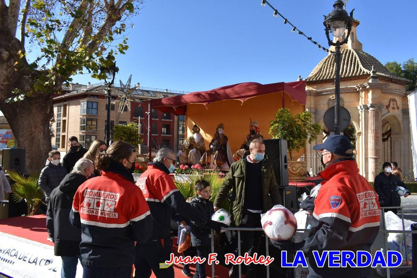 Desde las once de la mañana hasta las tres de la tarde, los Reyes Magos estuvieron en el paseo de La Corredera, de Caravaca, un espacio donde se encontraban expuestas las distintas carrozas del Cortejo Real. En este lugar y durante cuatro horas, Melchor, Gaspar y Baltasar saludaron y entregaron obsequios a quienes se acercaron a saludarlos.