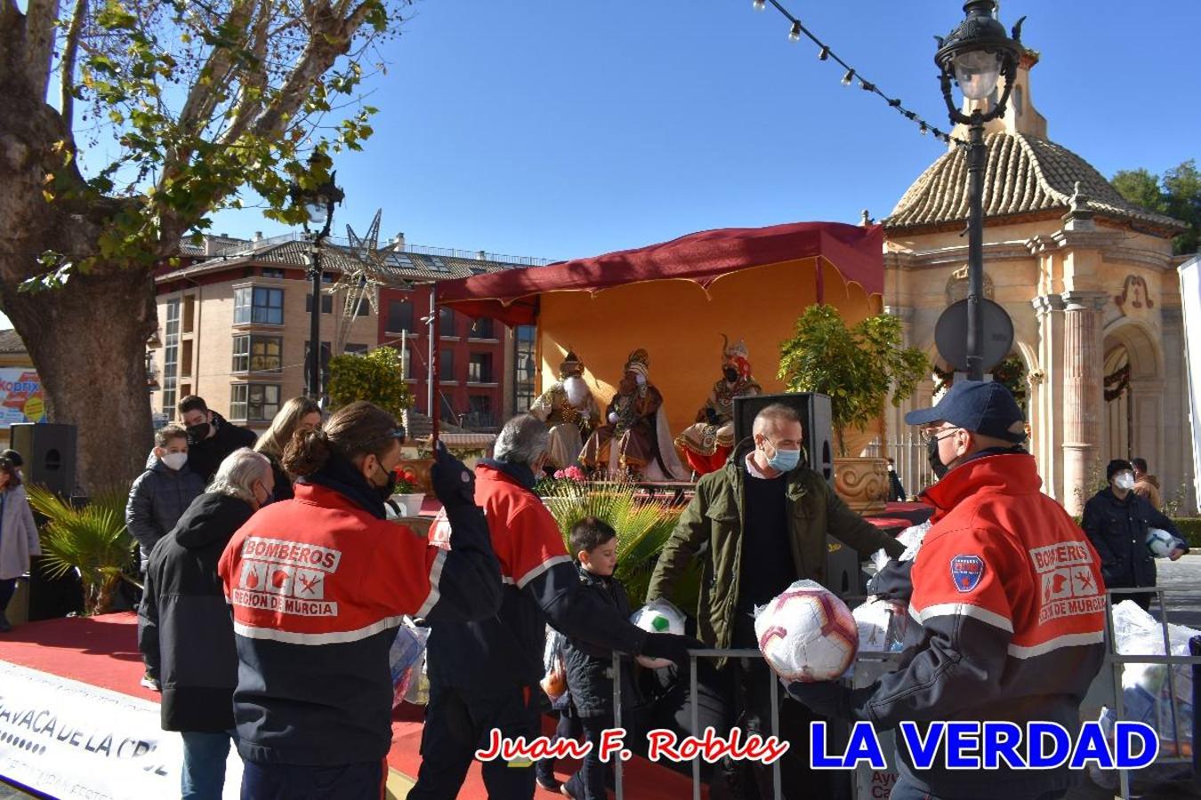 Desde las once de la mañana hasta las tres de la tarde, los Reyes Magos estuvieron en el paseo de La Corredera, de Caravaca, un espacio donde se encontraban expuestas las distintas carrozas del Cortejo Real. En este lugar y durante cuatro horas, Melchor, Gaspar y Baltasar saludaron y entregaron obsequios a quienes se acercaron a saludarlos.
