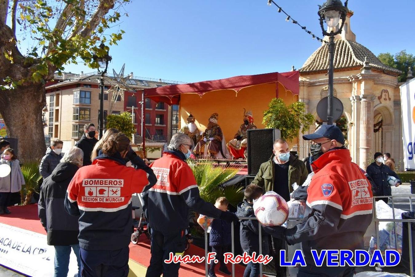 Desde las once de la mañana hasta las tres de la tarde, los Reyes Magos estuvieron en el paseo de La Corredera, de Caravaca, un espacio donde se encontraban expuestas las distintas carrozas del Cortejo Real. En este lugar y durante cuatro horas, Melchor, Gaspar y Baltasar saludaron y entregaron obsequios a quienes se acercaron a saludarlos.