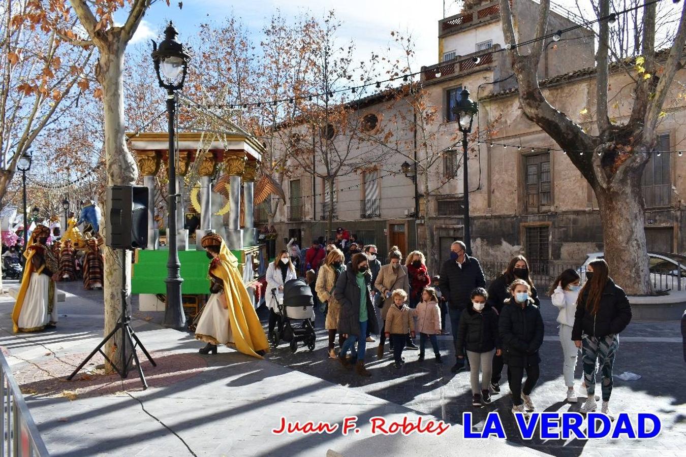 Desde las once de la mañana hasta las tres de la tarde, los Reyes Magos estuvieron en el paseo de La Corredera, de Caravaca, un espacio donde se encontraban expuestas las distintas carrozas del Cortejo Real. En este lugar y durante cuatro horas, Melchor, Gaspar y Baltasar saludaron y entregaron obsequios a quienes se acercaron a saludarlos.