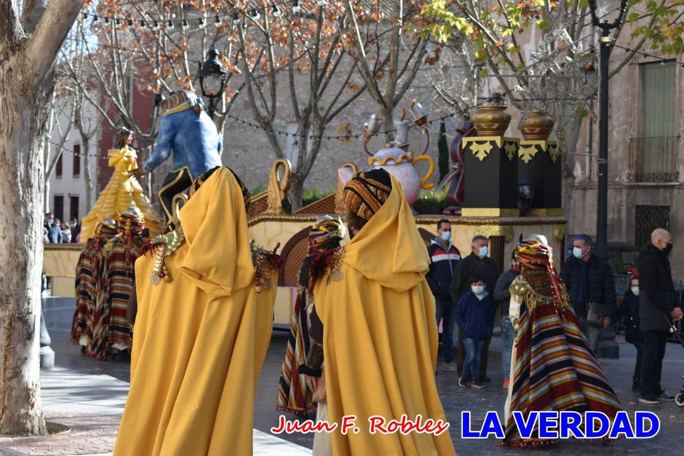 Desde las once de la mañana hasta las tres de la tarde, los Reyes Magos estuvieron en el paseo de La Corredera, de Caravaca, un espacio donde se encontraban expuestas las distintas carrozas del Cortejo Real. En este lugar y durante cuatro horas, Melchor, Gaspar y Baltasar saludaron y entregaron obsequios a quienes se acercaron a saludarlos.