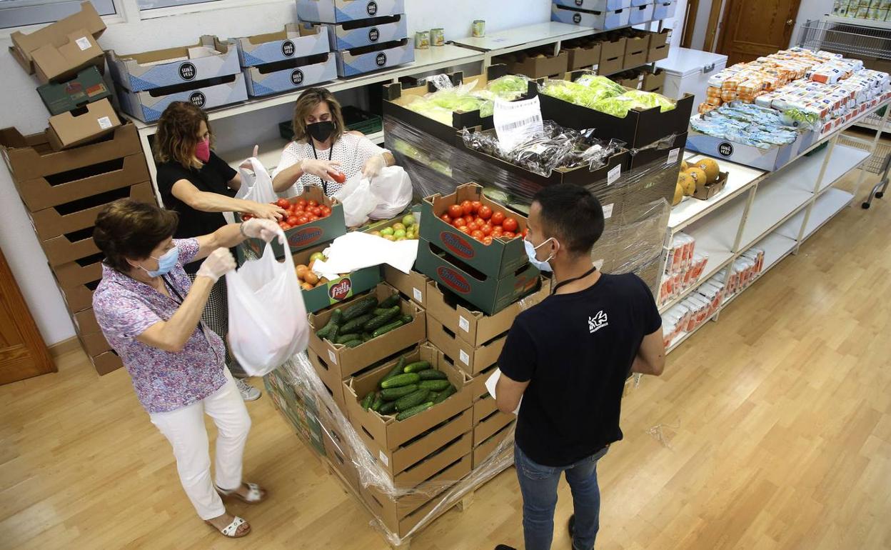 Reparto de alimentos en un almacén de Cáritas de la Región en una imagen de archivo. 
