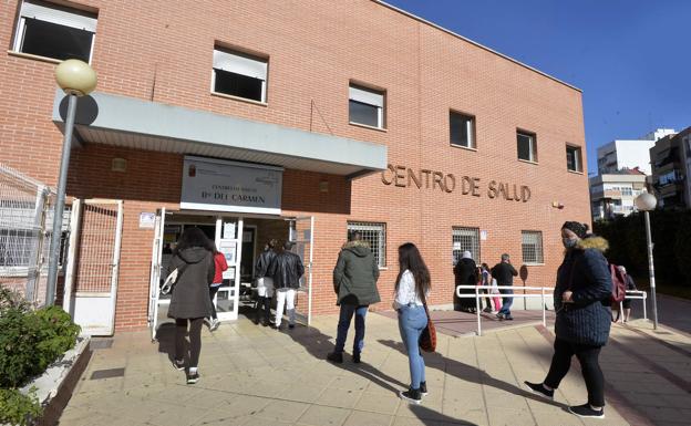 Los veinteañeros lideran de nuevo el aumento de la incidencia de Covid en la Región de Murcia