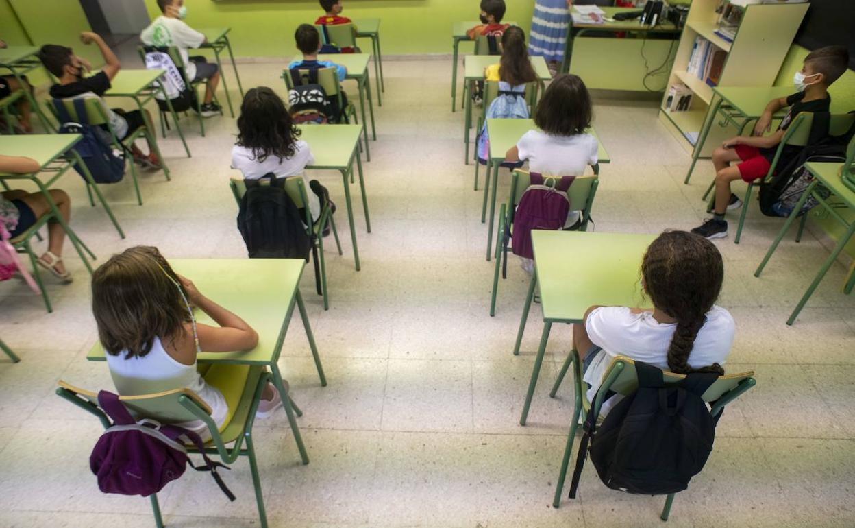 Alumnos en un aula del colegio Saavedra Fajardo, en una fotografía de archivo.