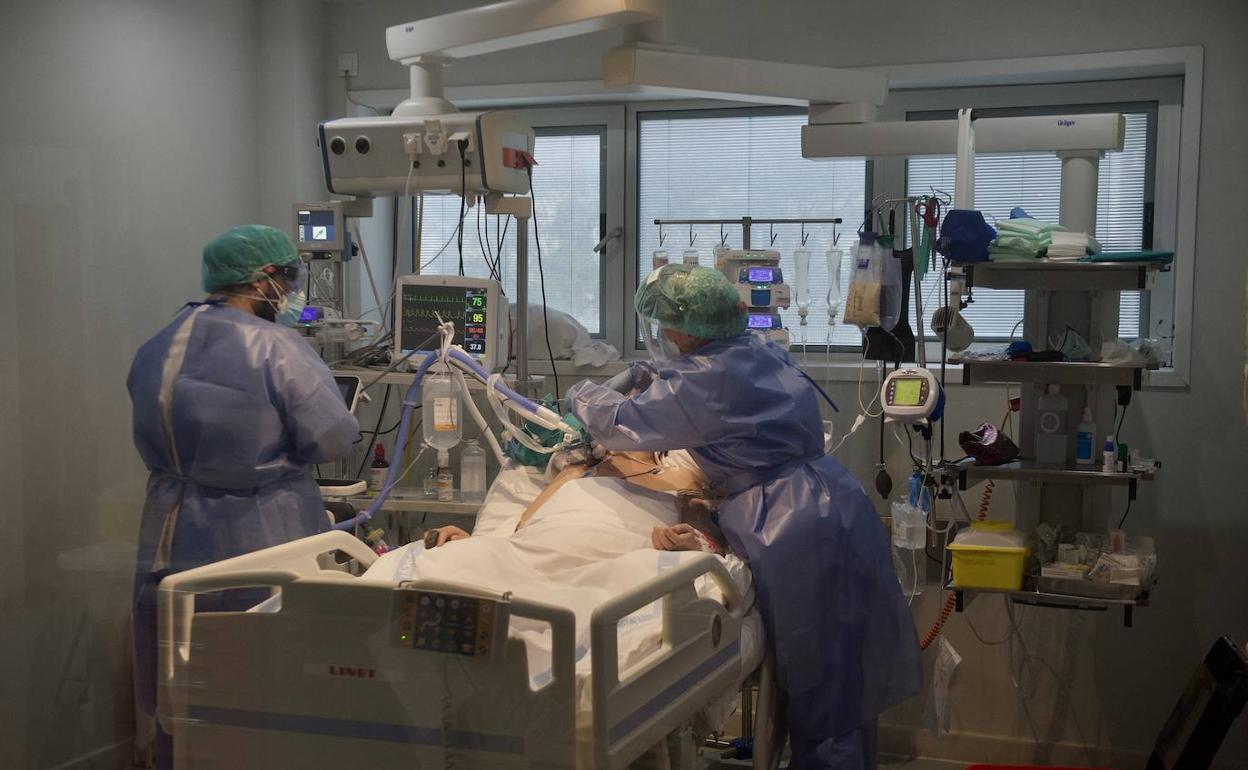 Sanitarios atienden a un paciente Covid en un hospital de Murcia, en una imagen de archivo.