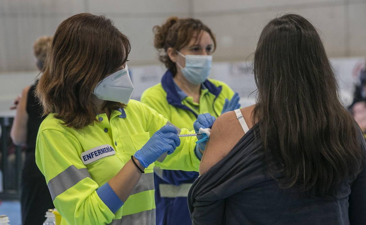 Una mujer recibe una dosis de la vacuna contra la Covid, en una foto de archivo.