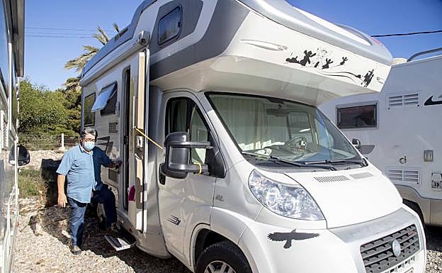 Francisco Javier de las Heras sube a su caravana, en La Azohía.