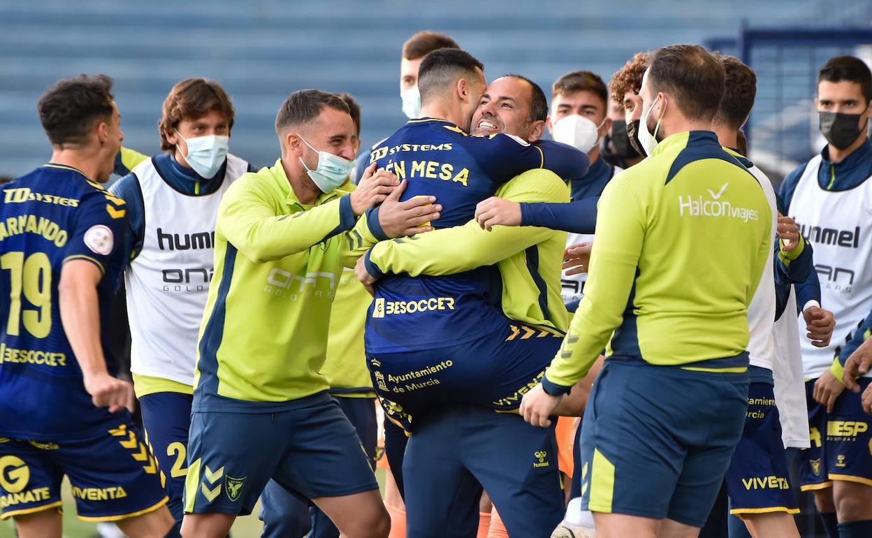 Rubén Mesa se abraza con su entrenador, Salva Ballesta, tras el primer gol del partido.