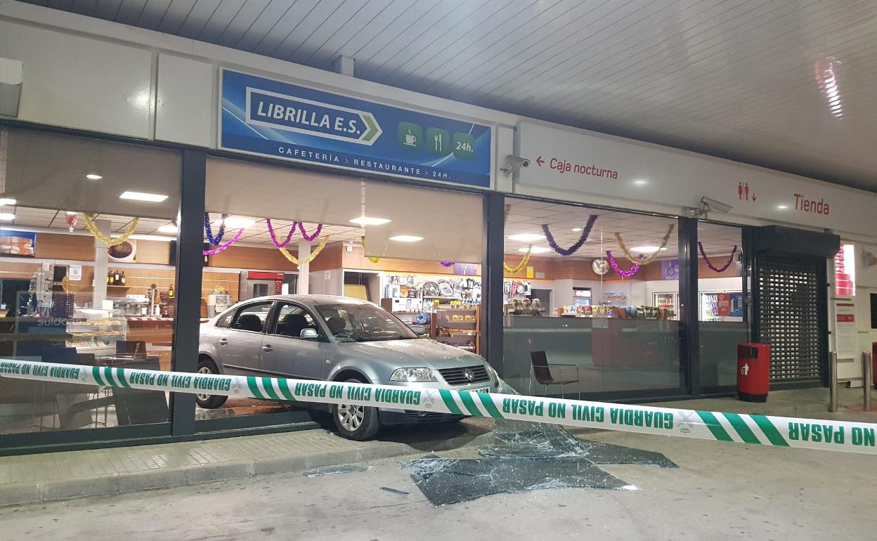 El coche empotrado contra la entrada de la gasolinera en Librilla.