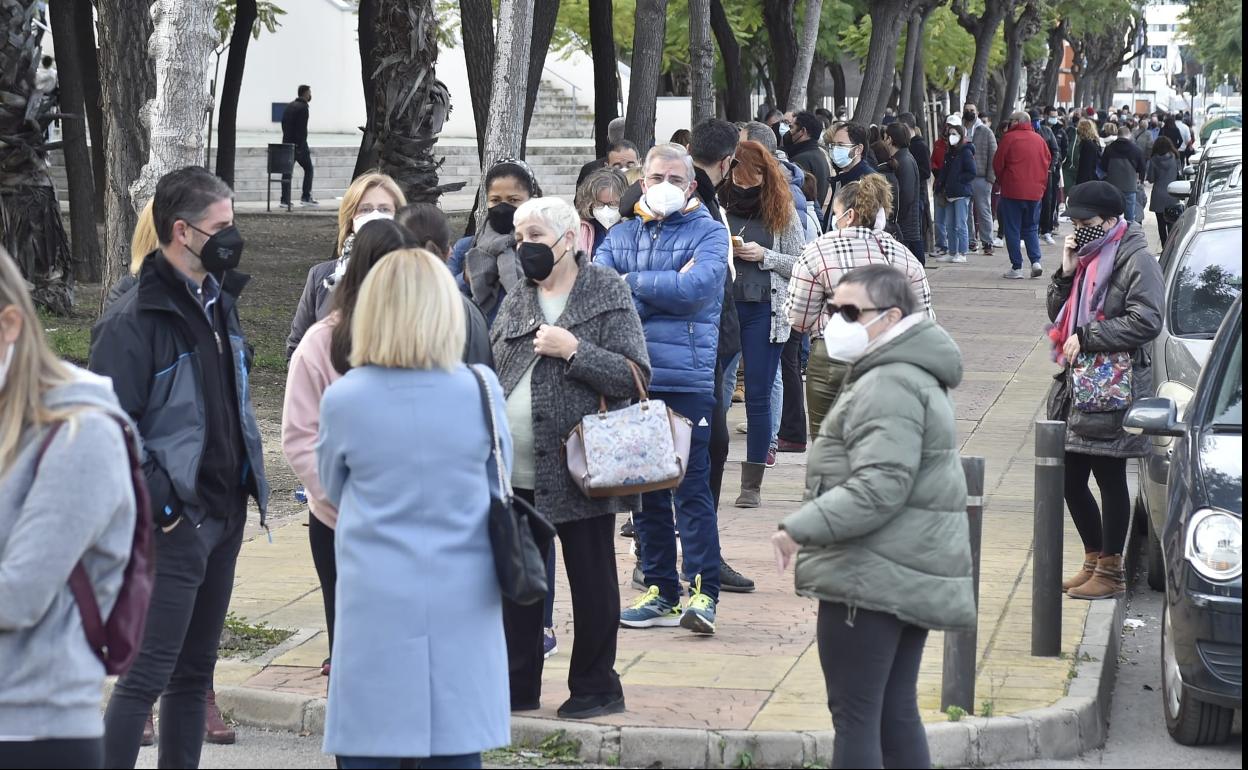 Un grupo de docentes hace cola este domingo para recibir la dosis de refuerzo en elel Palacio de los Deportes de Murcia.