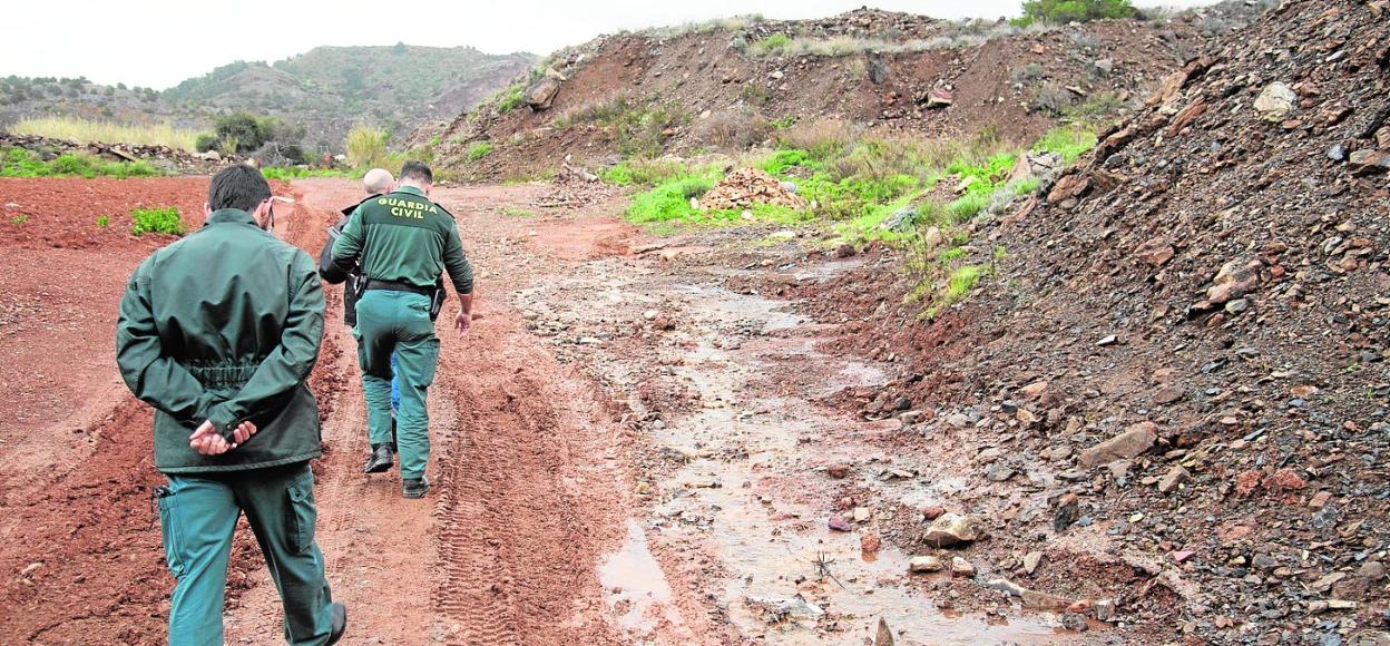 Agentes del Seprona de la Guardia Civil inspeccionan el entorno del vertedero Los Blancos, en Llano del Beal, en enero de 2020. 