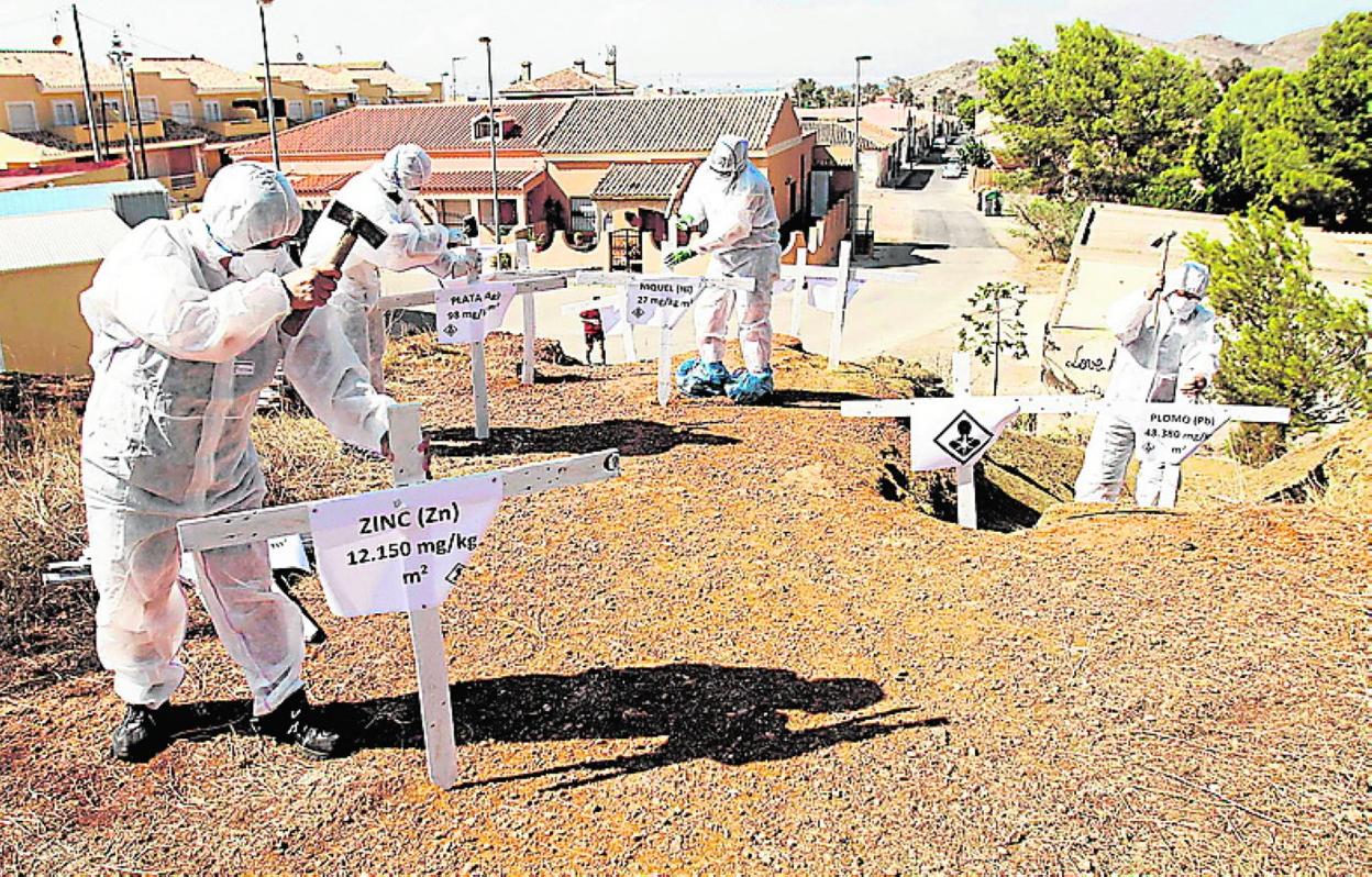 Protesta vecinal en la parcela contaminada, en el Llano, en 2018. 