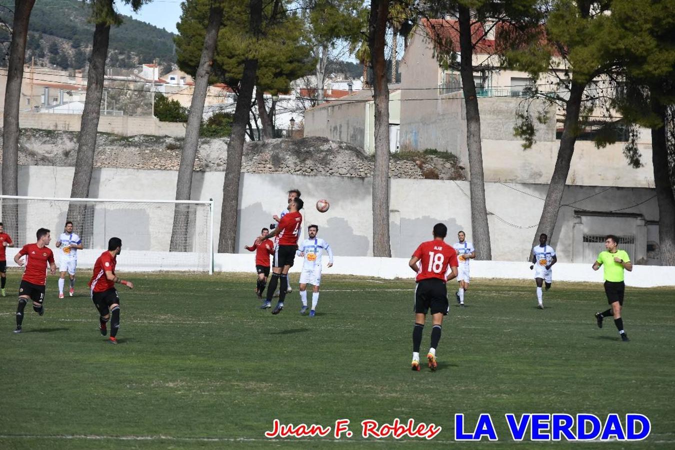 El defensa agarra a Gladison impidiendo que pueda rematar. Un empate con sabor a poco para comenzar el año en El Morao. Tras empatar el partido, el equipo caravaqueño gozó de varias oportunidades para alzarse con la victoria pero, una vez más, las decisiones arbitrales impidieron que así fuera. 