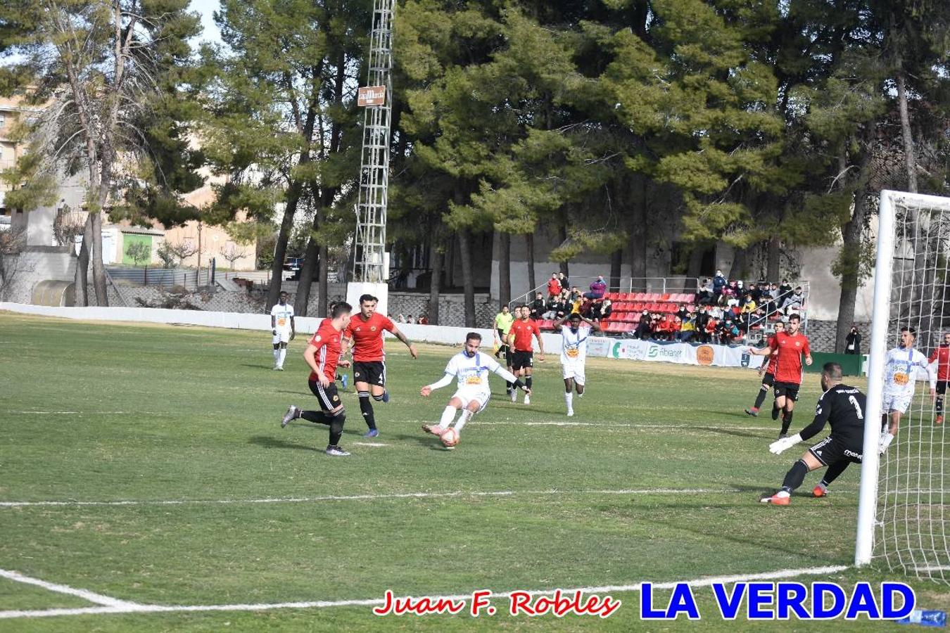 El defensa agarra a Gladison impidiendo que pueda rematar. Un empate con sabor a poco para comenzar el año en El Morao. Tras empatar el partido, el equipo caravaqueño gozó de varias oportunidades para alzarse con la victoria pero, una vez más, las decisiones arbitrales impidieron que así fuera. 