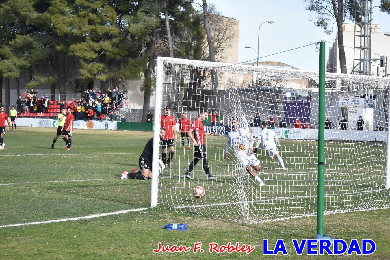 El defensa agarra a Gladison impidiendo que pueda rematar. Un empate con sabor a poco para comenzar el año en El Morao. Tras empatar el partido, el equipo caravaqueño gozó de varias oportunidades para alzarse con la victoria pero, una vez más, las decisiones arbitrales impidieron que así fuera. 