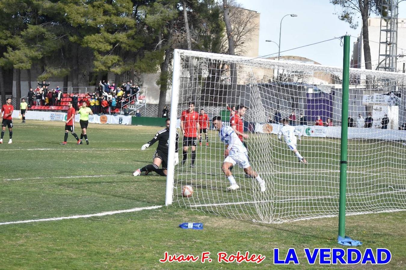 El defensa agarra a Gladison impidiendo que pueda rematar. Un empate con sabor a poco para comenzar el año en El Morao. Tras empatar el partido, el equipo caravaqueño gozó de varias oportunidades para alzarse con la victoria pero, una vez más, las decisiones arbitrales impidieron que así fuera. 