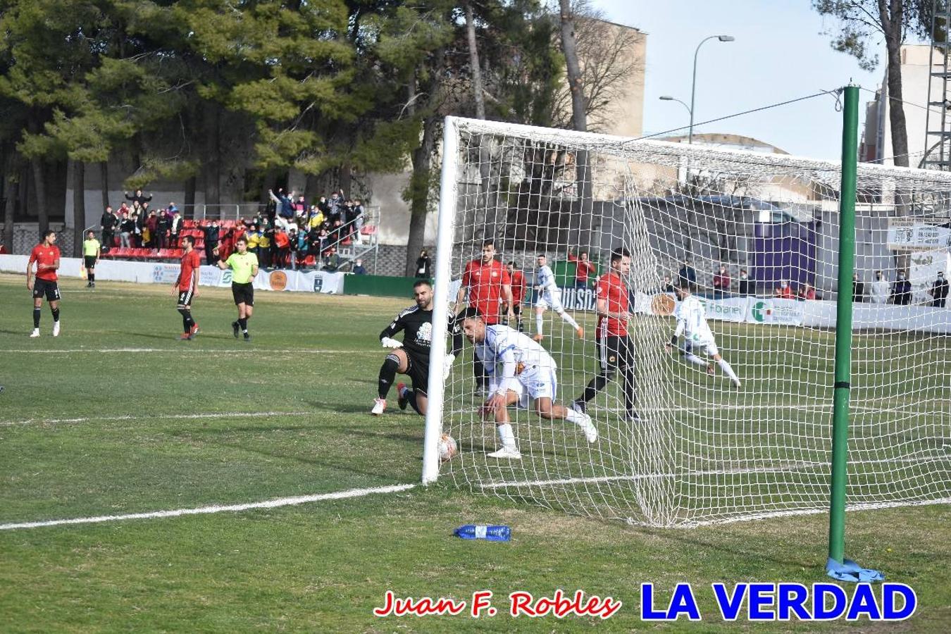 El defensa agarra a Gladison impidiendo que pueda rematar. Un empate con sabor a poco para comenzar el año en El Morao. Tras empatar el partido, el equipo caravaqueño gozó de varias oportunidades para alzarse con la victoria pero, una vez más, las decisiones arbitrales impidieron que así fuera. 