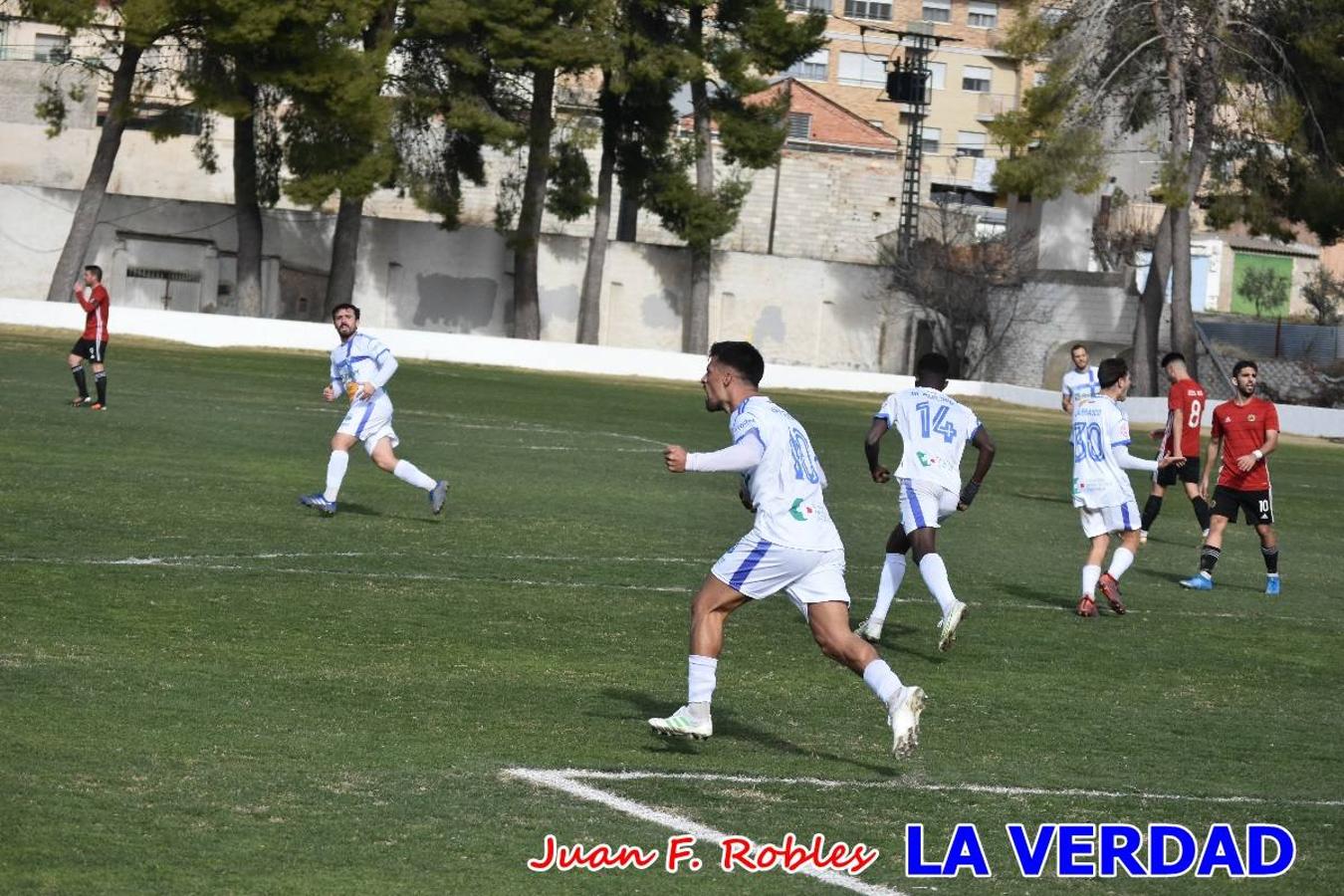 El defensa agarra a Gladison impidiendo que pueda rematar. Un empate con sabor a poco para comenzar el año en El Morao. Tras empatar el partido, el equipo caravaqueño gozó de varias oportunidades para alzarse con la victoria pero, una vez más, las decisiones arbitrales impidieron que así fuera. 