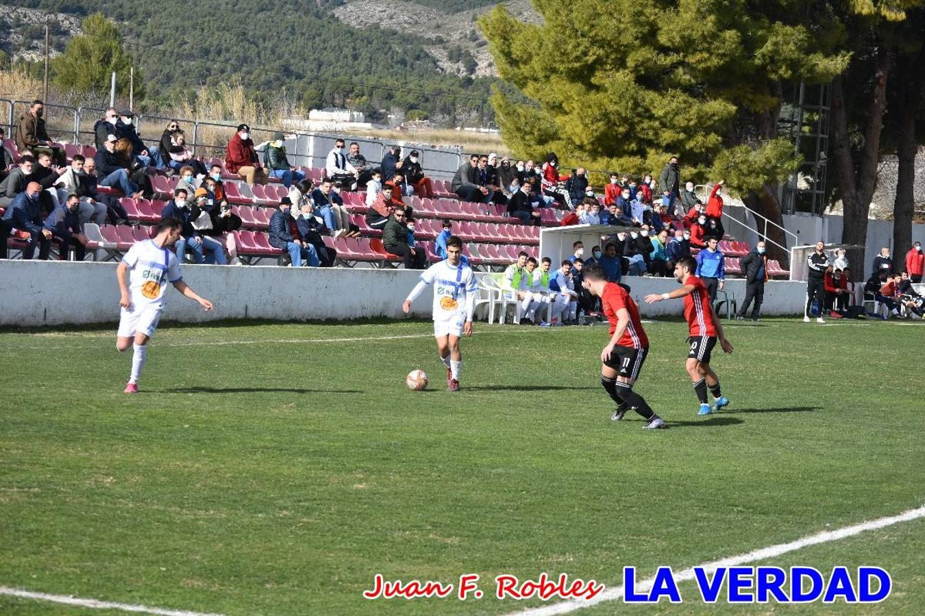 El defensa agarra a Gladison impidiendo que pueda rematar. Un empate con sabor a poco para comenzar el año en El Morao. Tras empatar el partido, el equipo caravaqueño gozó de varias oportunidades para alzarse con la victoria pero, una vez más, las decisiones arbitrales impidieron que así fuera. 