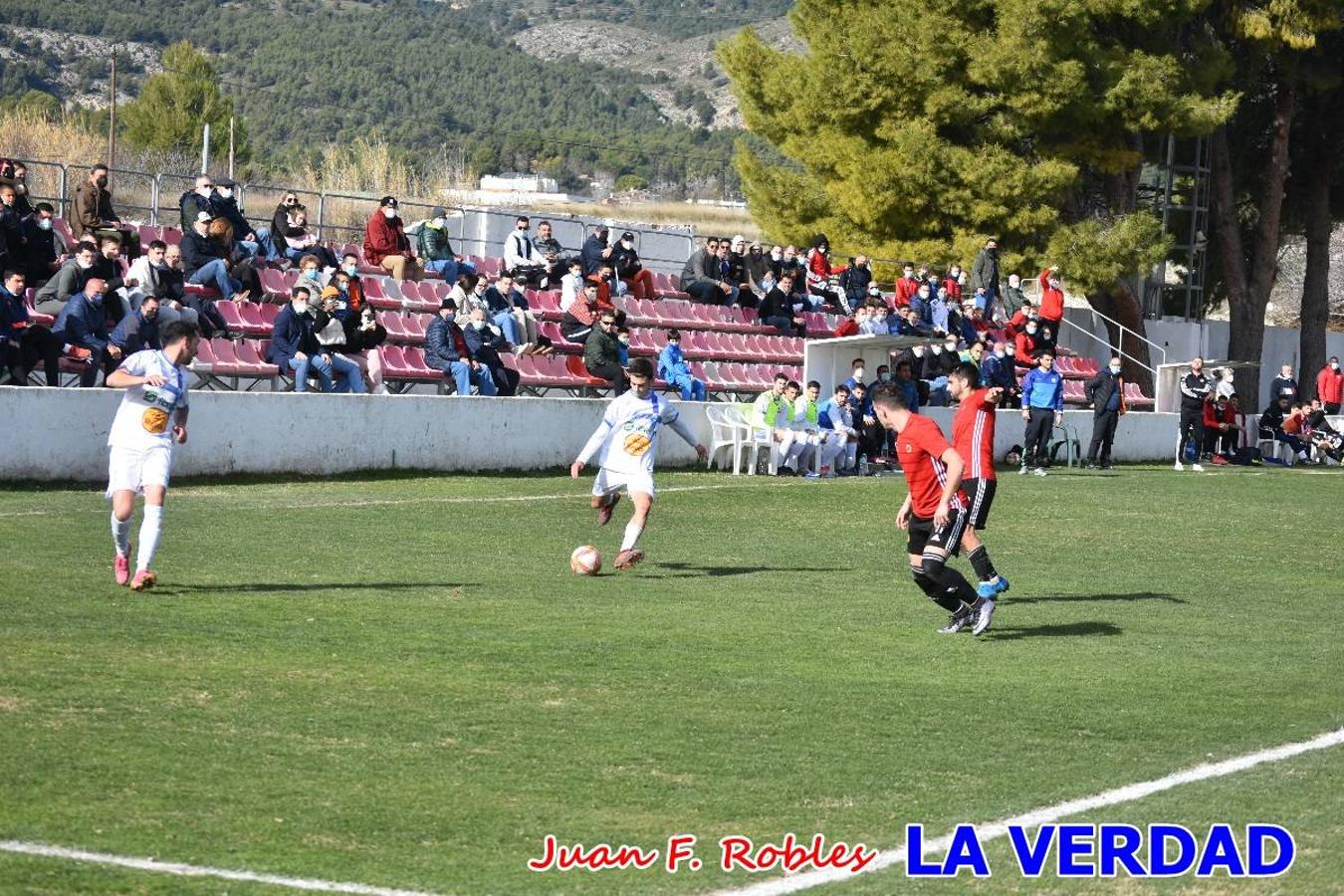 El defensa agarra a Gladison impidiendo que pueda rematar. Un empate con sabor a poco para comenzar el año en El Morao. Tras empatar el partido, el equipo caravaqueño gozó de varias oportunidades para alzarse con la victoria pero, una vez más, las decisiones arbitrales impidieron que así fuera. 